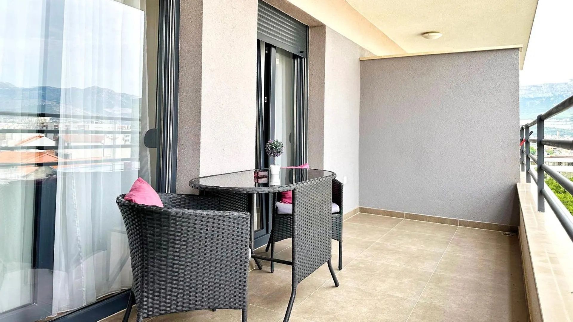 S'Akvarel 1 & 5 - Private Garage Apartment Split